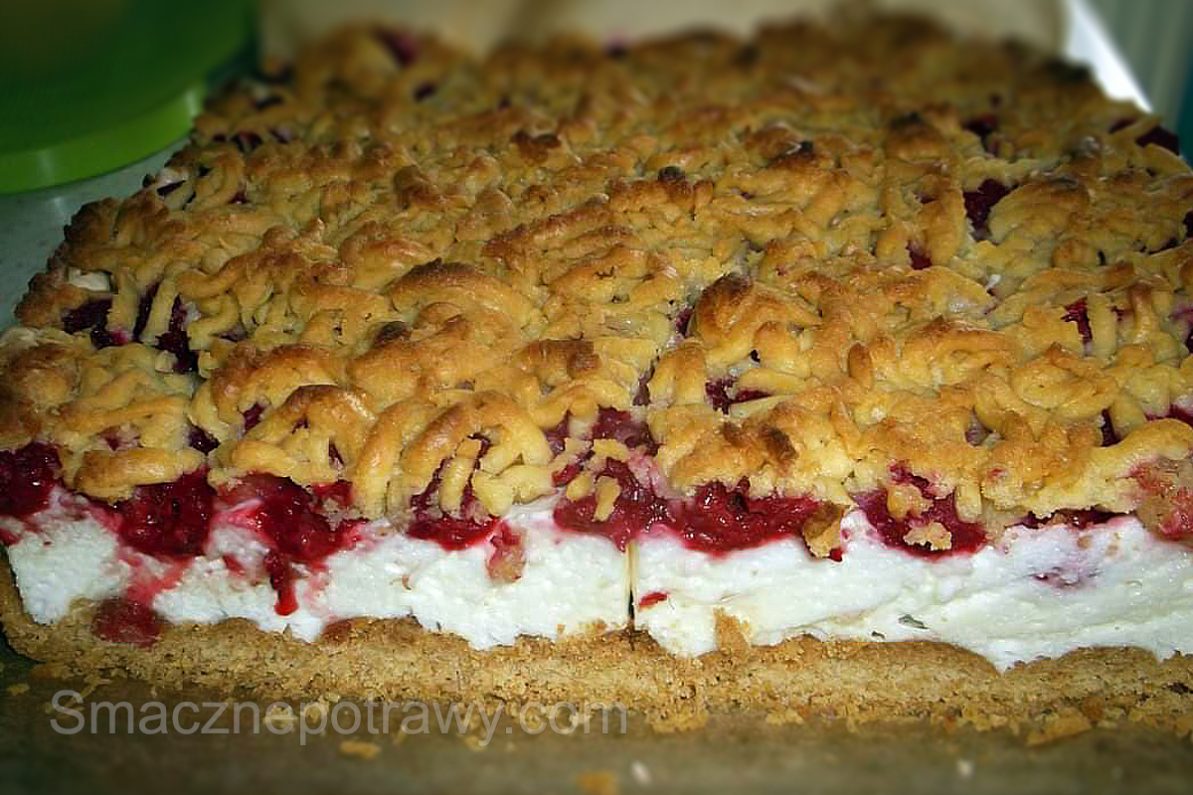 KRUCHE CIASTO Z MALINAMI I BUDYNIOWĄ PIANKĄ