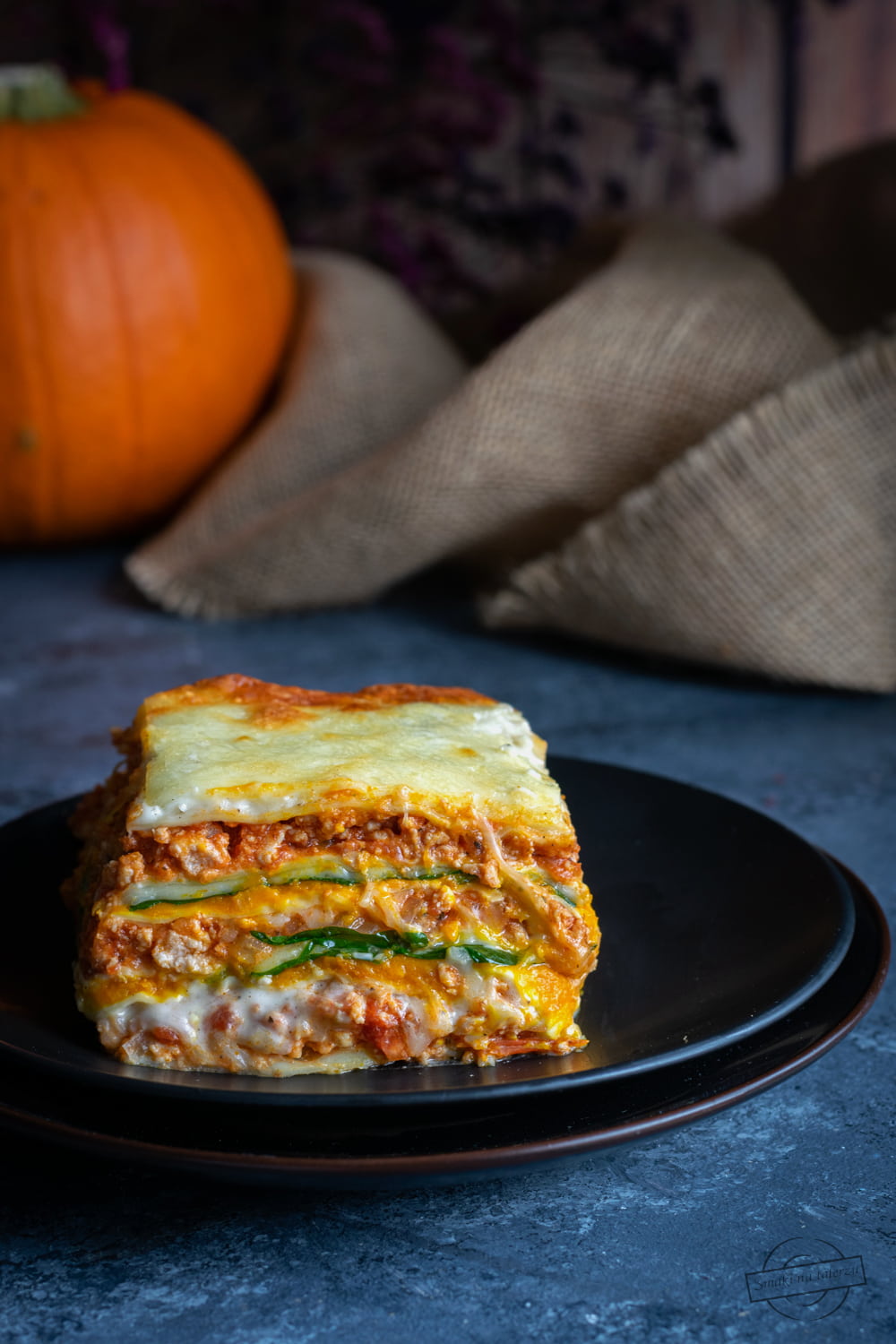 Lazania z mięsem drobiowym, puree dyniowym, szpinakiem i beszamelem