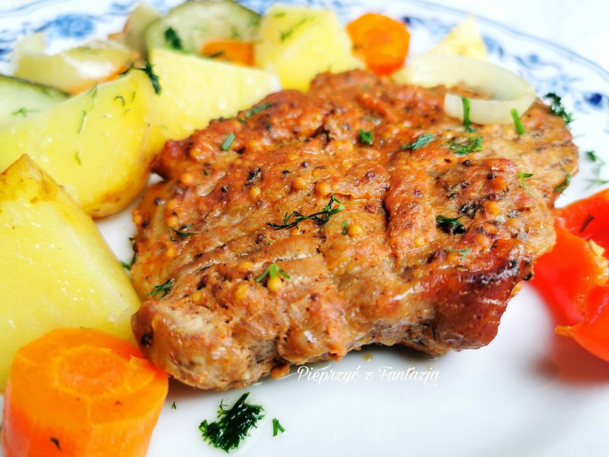 Steki z karkówki z warzywami pieczone w rękawie