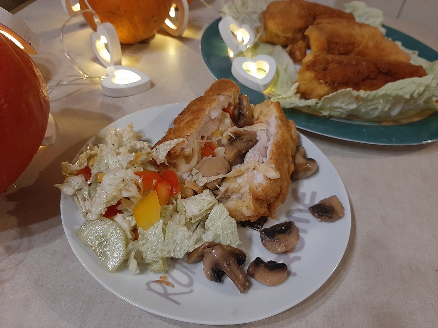 Roladki z kurczaka nadziewane serem, pieczarkami, papryką i ananasem