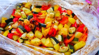 Kurczak z warzywami w rękawie – obiad, który robi się sam