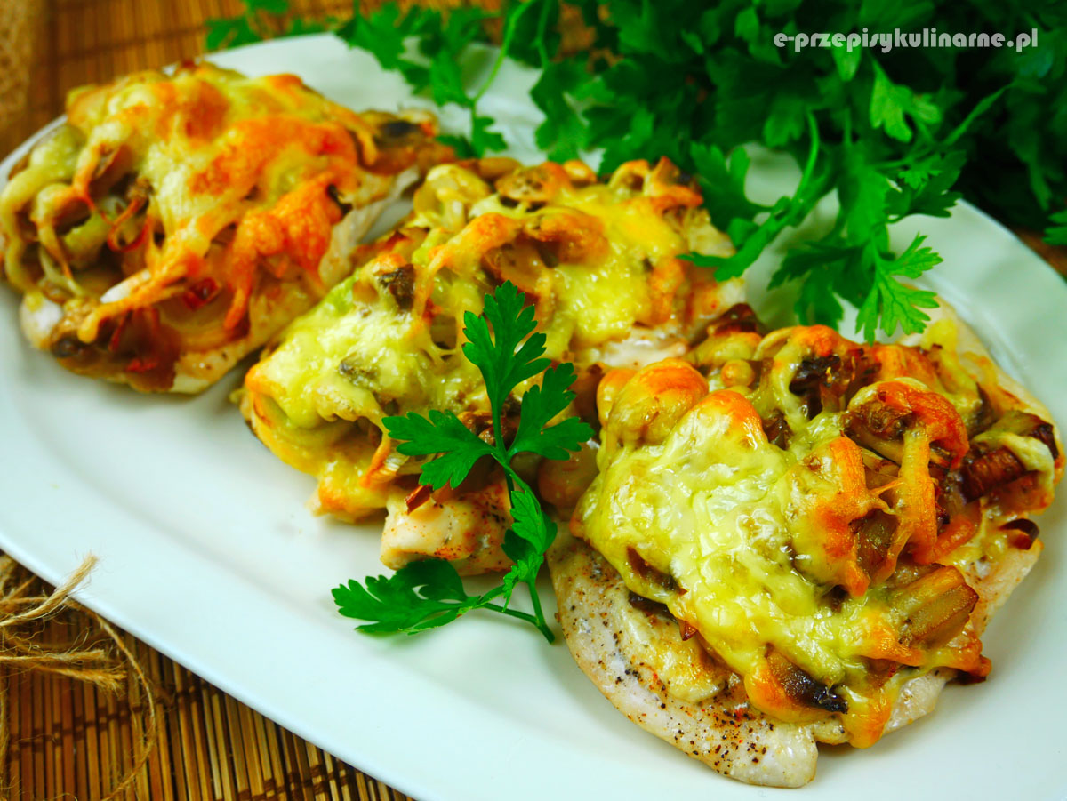 Pierś z kurczaka pod pierzynką z pieczarek i sera żółtego