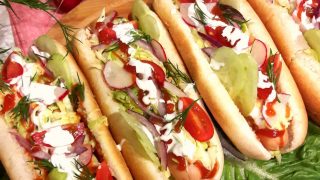 Hot-dogi z surówką Colesław