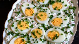 Jajka w wiosennym sosie (z rzodkiewką i ogórkiem)