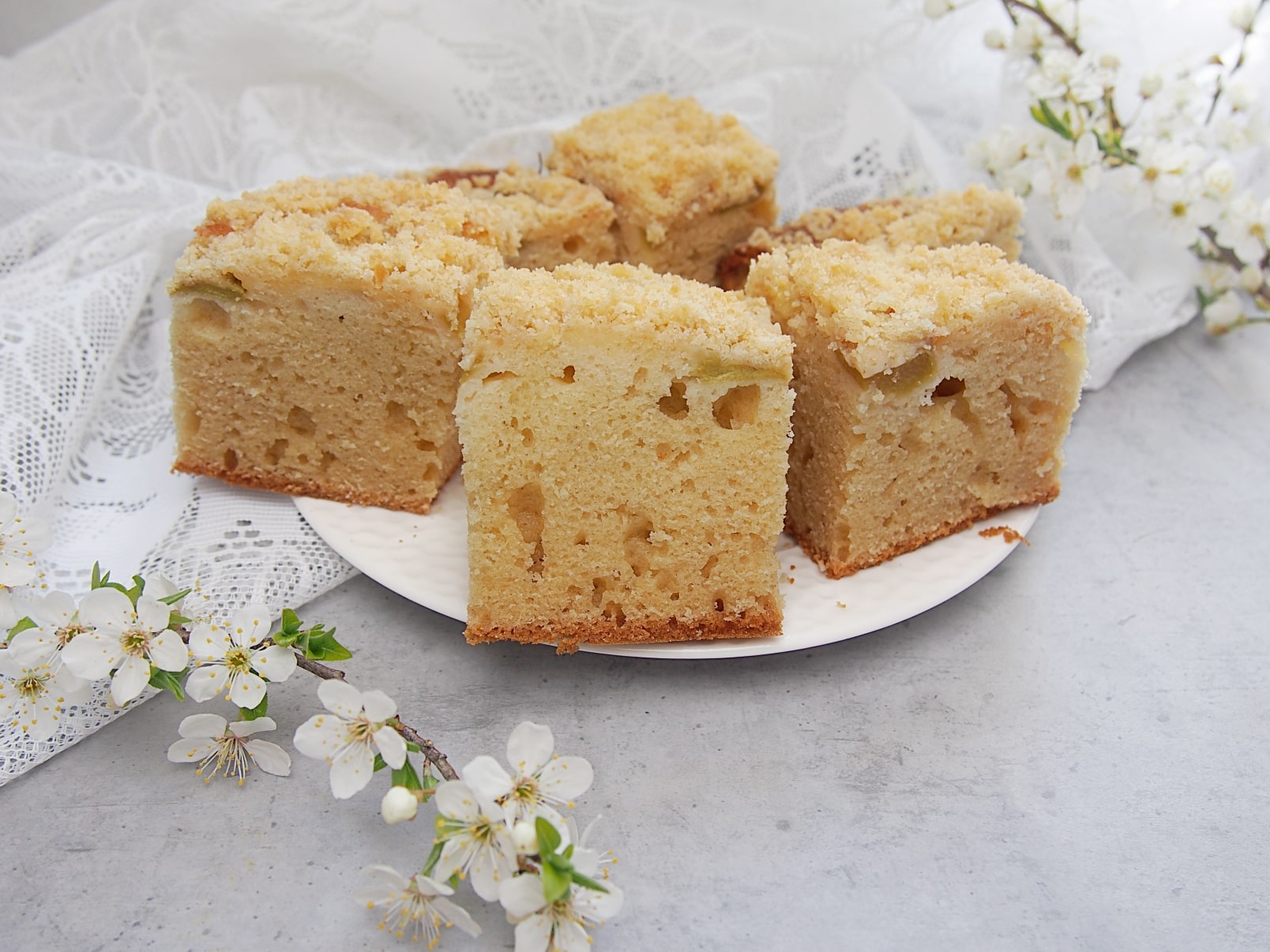 Puszyste ciasto z rabarbarem