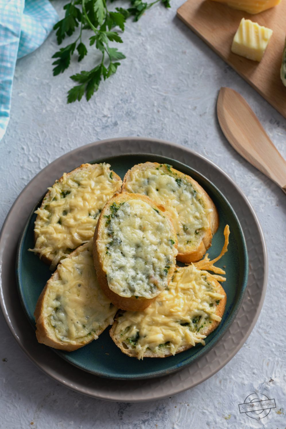 Bagietka z masłem pietruszkowo-czosnkowym i serem