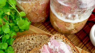 Karkówka w słoiku – przepis na domową konserwę na kanapki