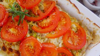 Schab pieczony z młodą kapustą i pomidorami – pyszne danie na obiad