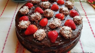 Tort z masą czekoladową i truskawkami