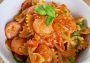 Makaron z parówkami w sosie pomidorowym