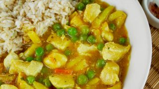 Ryż z kurczakiem i groszkiem w sosie curry – błyskawiczny przepis