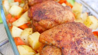 Udka z kurczaka pieczone razem z ziemniakami i marchewką