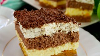 Ciasto Pijany Błazen – biszkopt z masą budyniową i brzoskwiniami