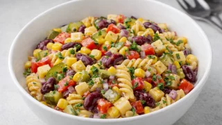 Sałatka z makaronem i czerwoną fasolą
