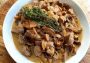 Beef Stroganoff z boczniakami i pieczarkami