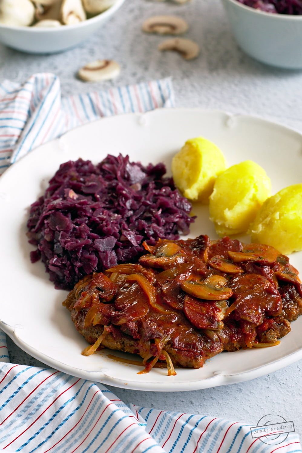 Karkówka pieczona z pieczarkami i cebulą w pomidorowym sosie