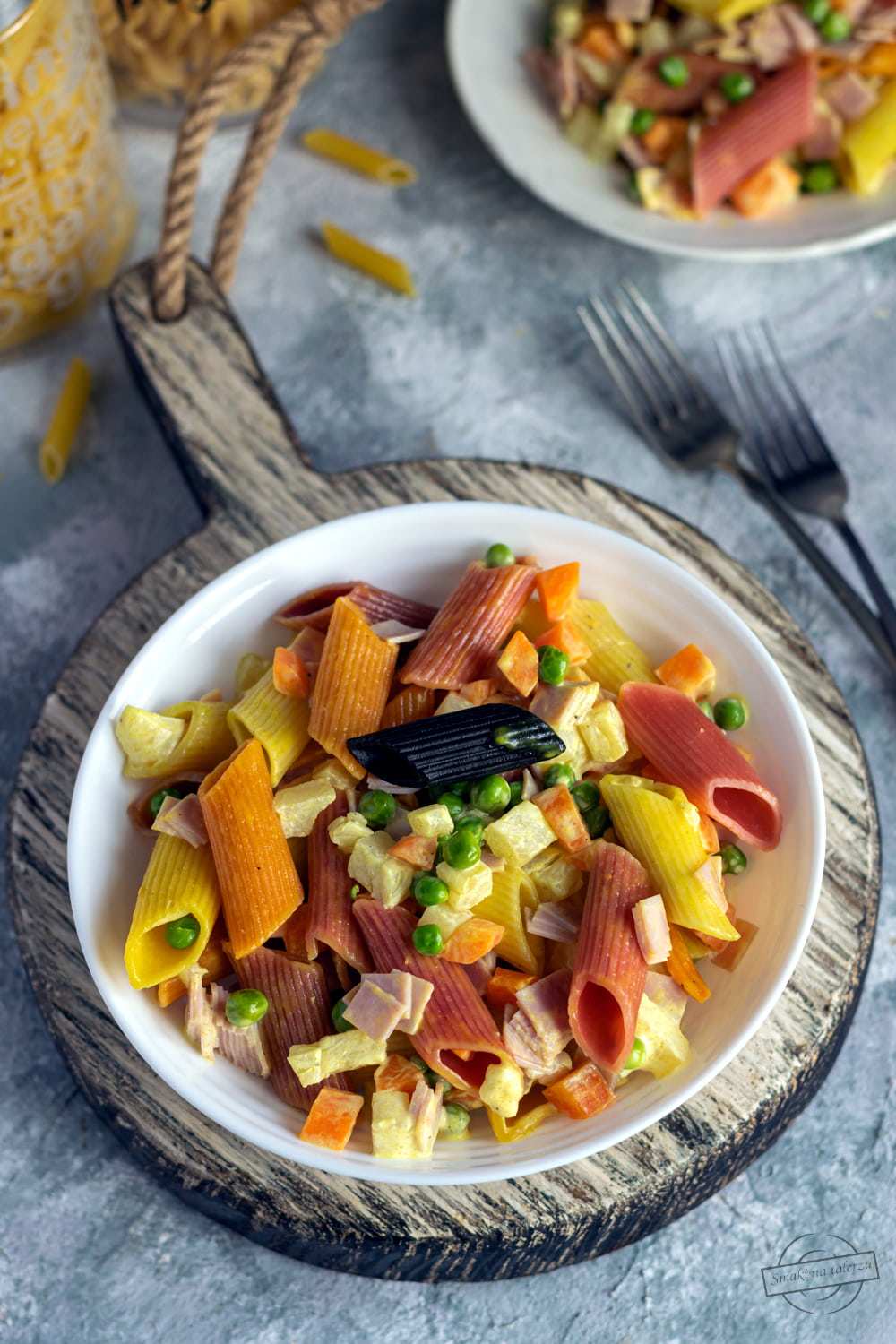 Sałatka makaronowa z marchewką i groszkiem