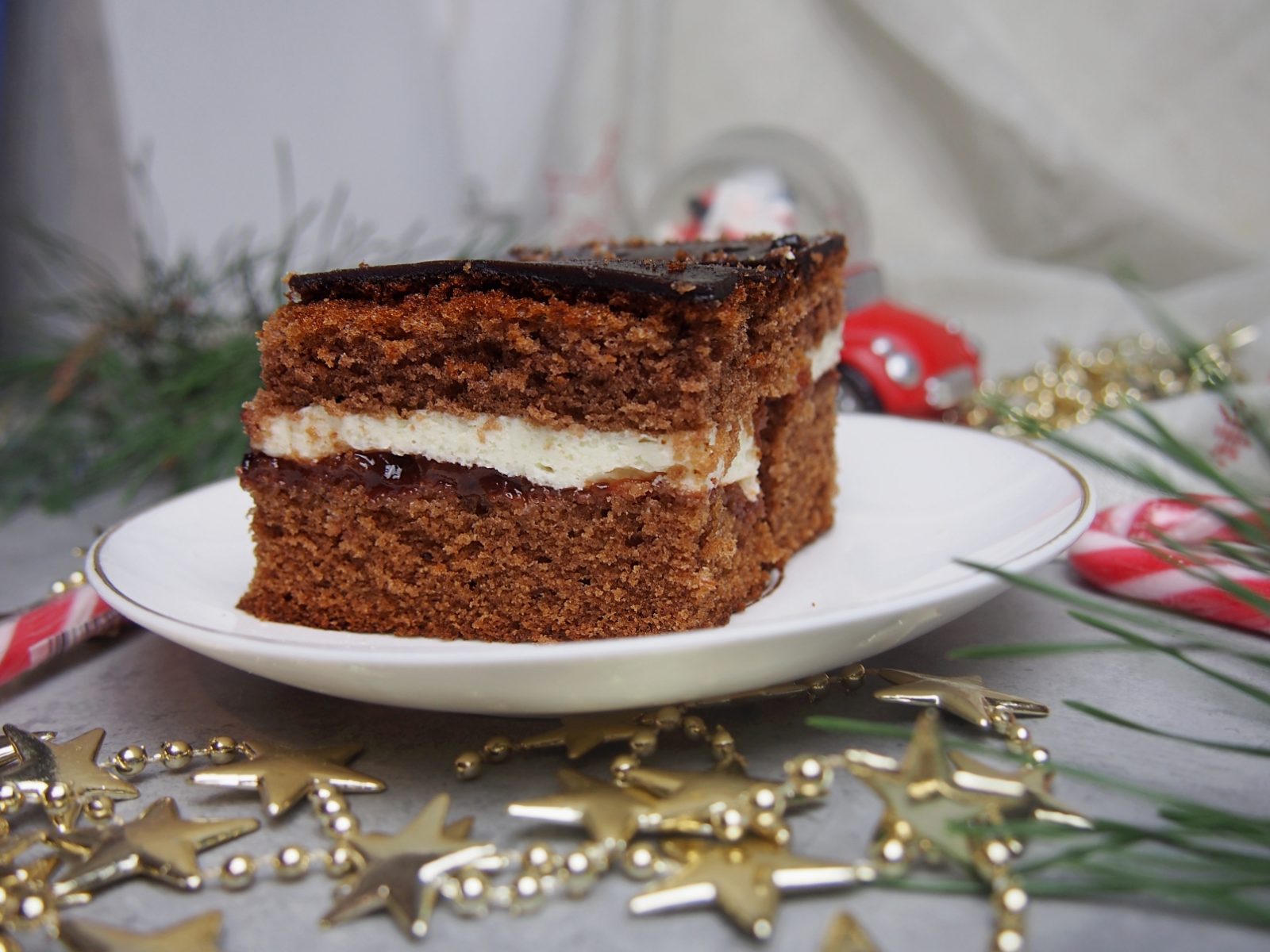 Piernik herbaciany z kremem grysikowym