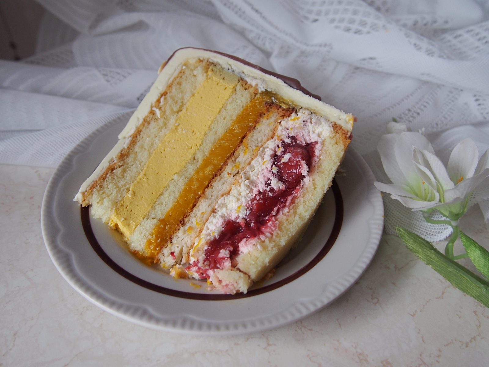 Tort mango z truskawkami i kokosem