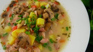 Zupa ziemniaczana z pieczarkami na wędzące – domowa kartoflanka