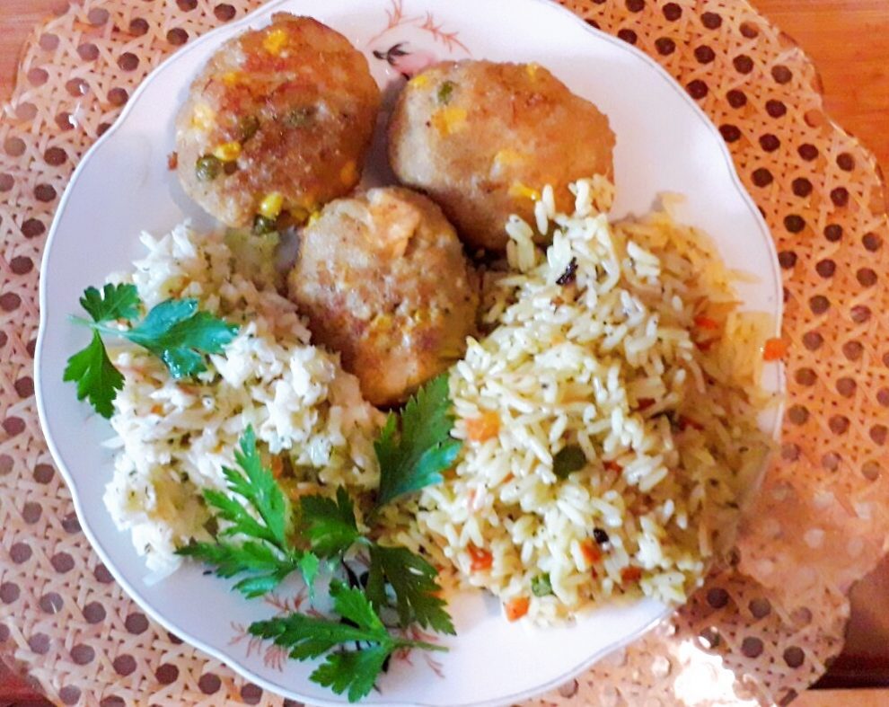 Kotlety z kukurydzą i groszkiem