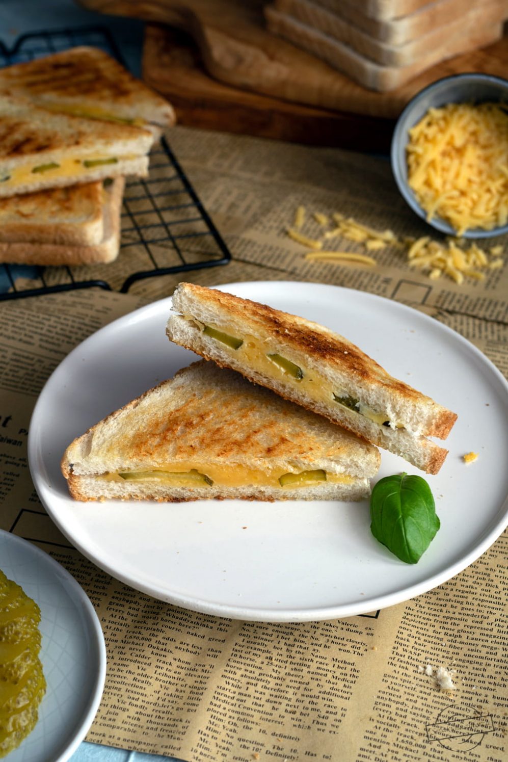 Tosty z ogórkiem konserwowym i cheddarem