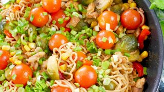 Makaron z piersią kurczaka i warzywami – pyszny pomysł na fit obiad