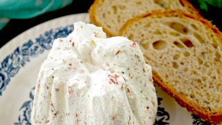 Domowy serek z jogurtu greckiego – idealny na kanapki
