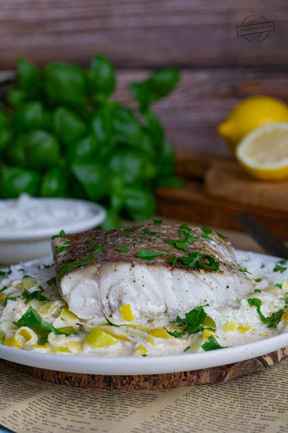 Dorsz pieczony w sosie śmietanowo-porowym