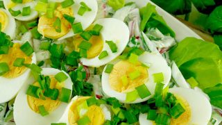 Jajka wiosenne – przepis na jajka w sosie z nowalijkami