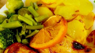 Udka z kurczaka w pomarańczach – przepis na pieczonego kurczaka