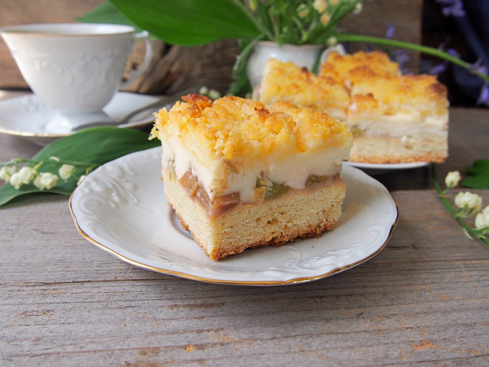 Kruche ciasto z rabarbarem i budyniem pod kruszonką