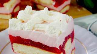 Ciasto Malowana Lala – jogurtowiec z truskawkami bez pieczenia