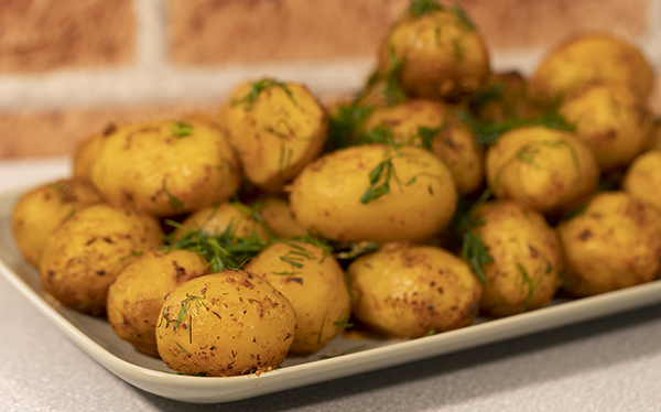 Młode ziemniaki zapiekane w rękawie