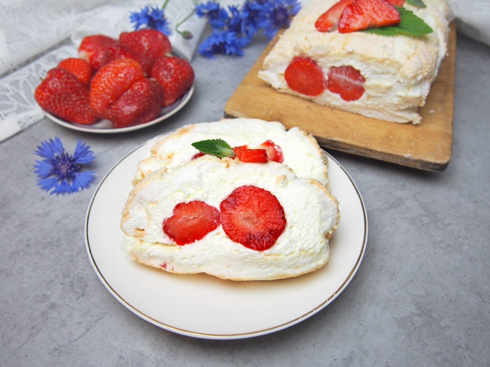 Rolada bezowa z truskawkami i bitą śmietaną