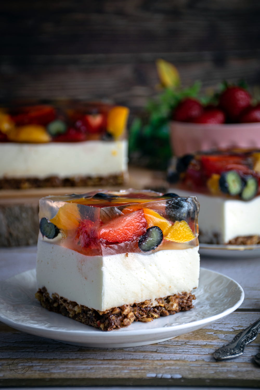 Śmietanowiec z białą czekoladą i owocami