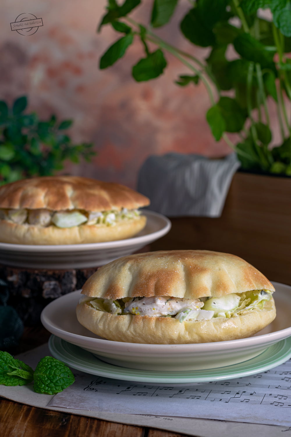 Pita z miętowym kurczakiem, kapustą pekińską i ogórkiem