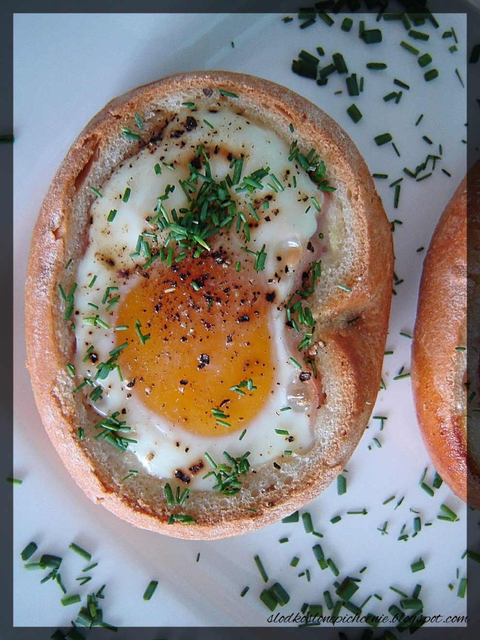 Jajka zapiekane w bułce z szynką i mozzarellą