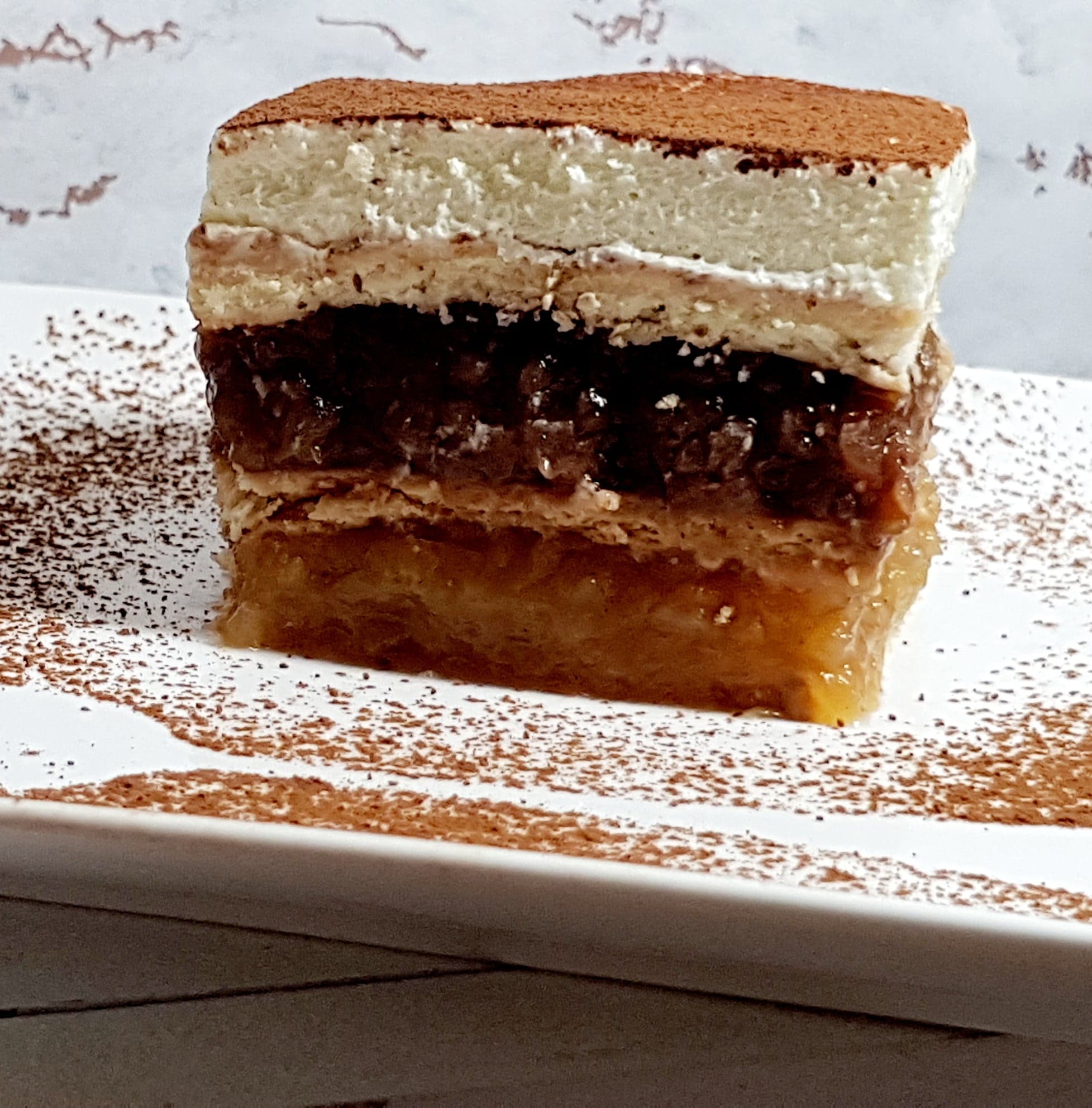 Dwusmakowa szarlotka bez pieczenia