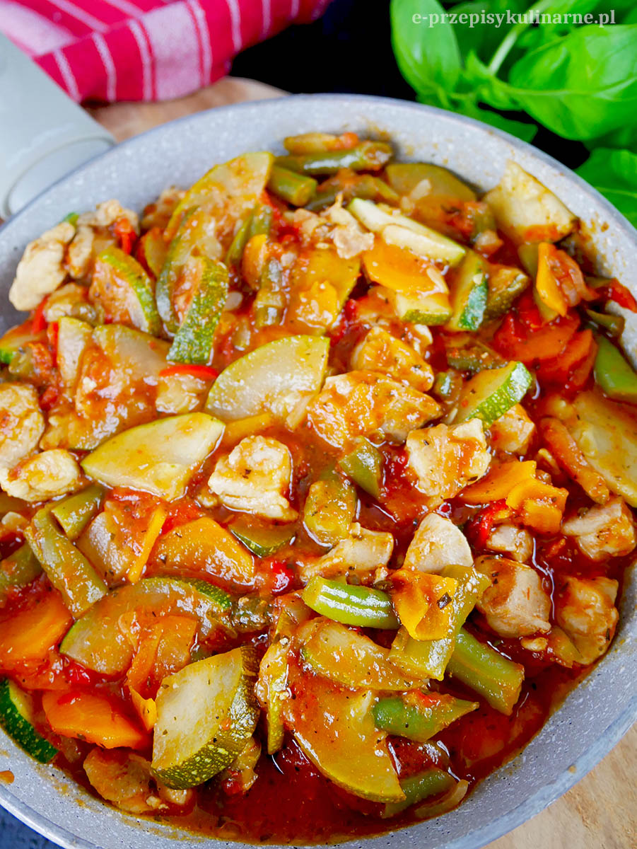 Toskański gulasz z kurczaka i warzyw – pyszne danie na obiad