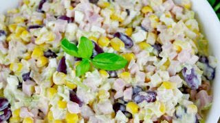 Sałatka z szynką, porem i kukurydzą – banalnie prosta i pyszna