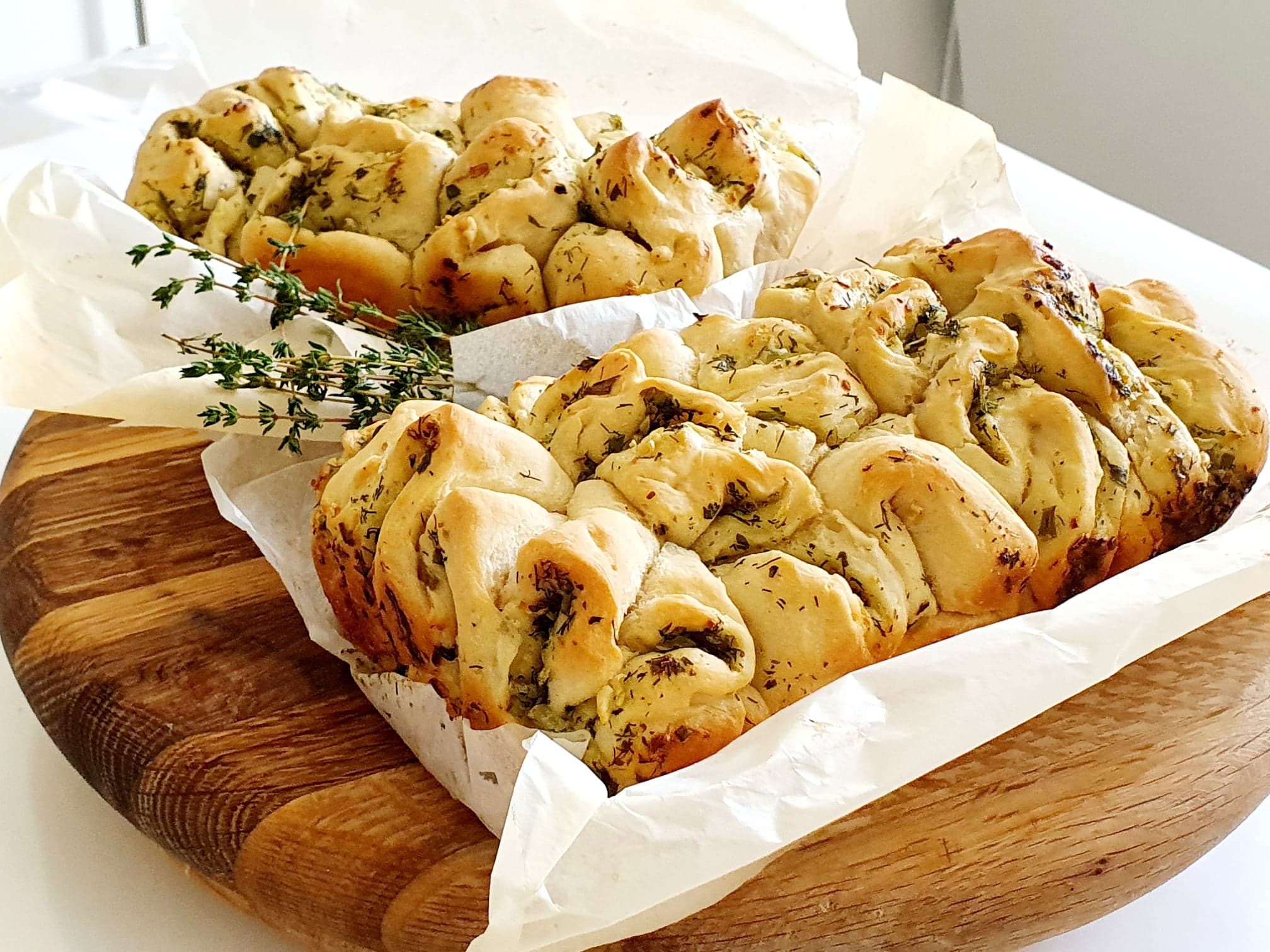 Rwany chlebek ziołowo – czosnkowy do dzielenia