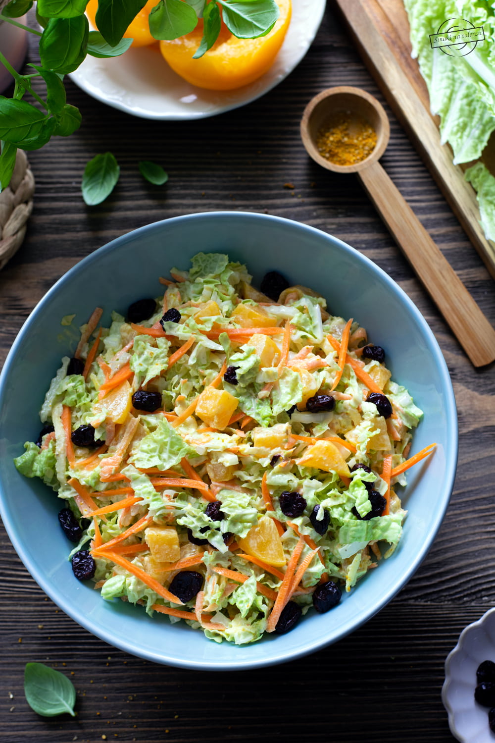 Surówka z kapusty pekińskiej z brzoskwiniami