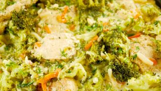 Kurczak z brokułami w sosie koperkowym – pomysł na obiad