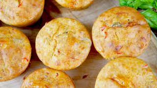 Wytrawne muffiny z cebulą i papryką – pyszne przekąski na imprezę
