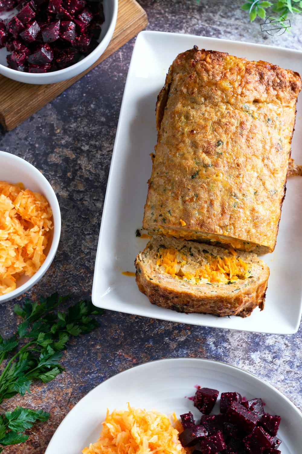 Rolada z mięsa mielonego z marchewką i serem