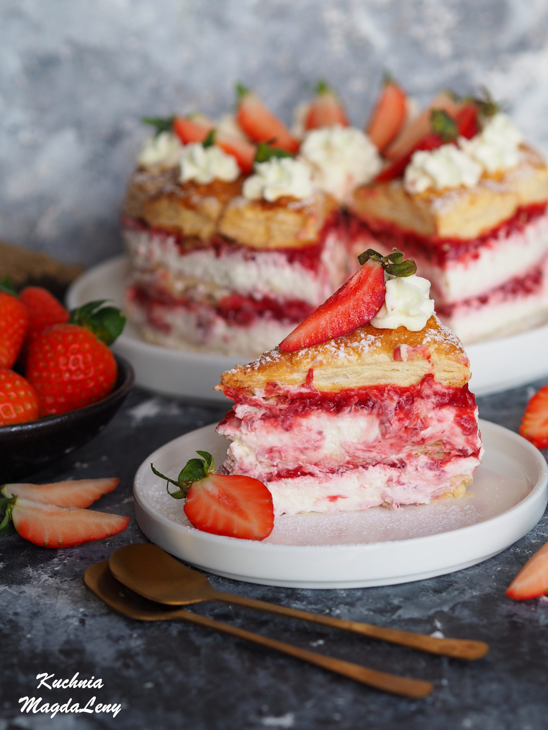 Torcik Śmietanowy Z Truskawkami