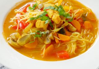 Zupa Tajska Z Kurczakiem I Makaronem