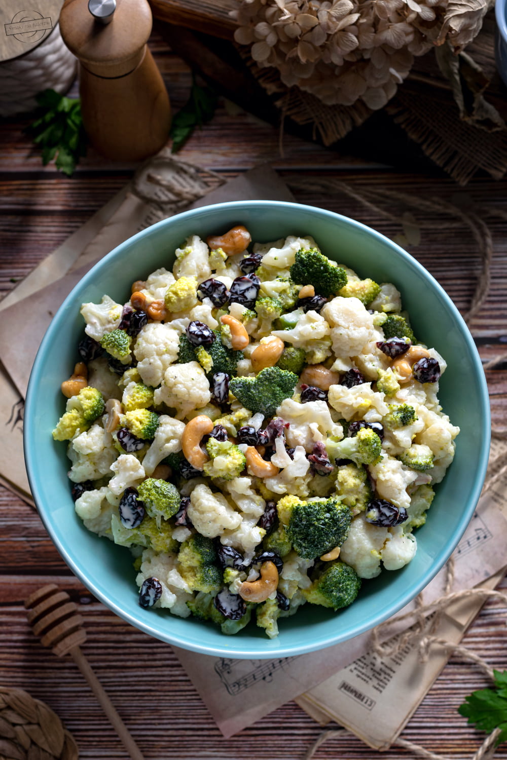 Brokułowo-kalafiorowa sałatka z suszoną żurawiną