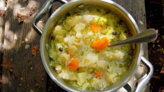 Zupa kalafiorowa po wiejsku, pomysł na zimowy obiad